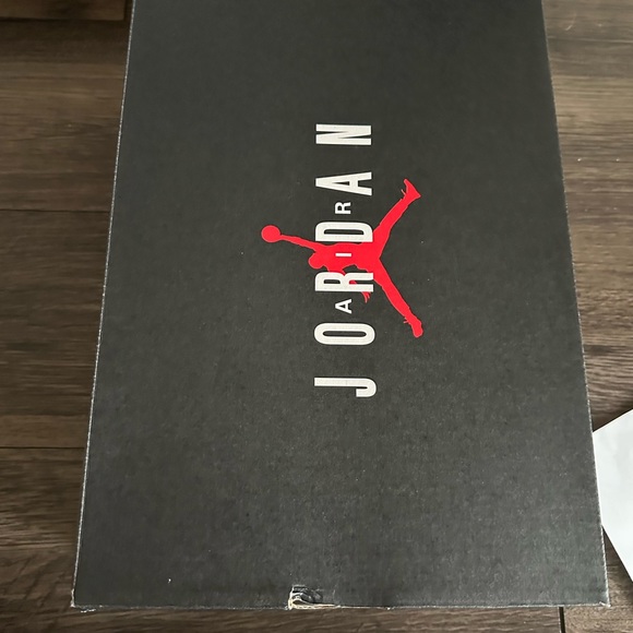 Air Jordan 11 Low “72-10” (GS) - Picture 7 of 10